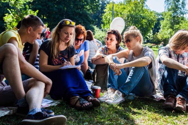 Можна буде. Молодежь в парке. Студенты в парках. Урок в парке. Выездные мероприятия студентов.